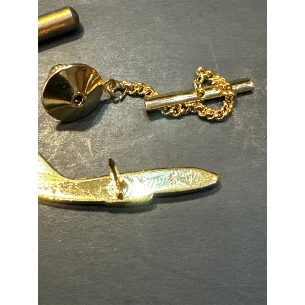 2 Vintage Gold Tone & Enamel Airplane Passenger Plane Tie  Tack Lapel Hat‎ Pin